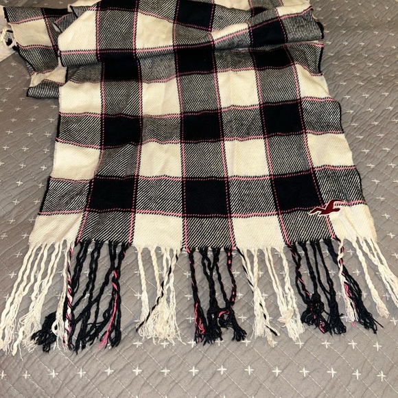 (Bundle 2 for $20) Hollister Plaid Scarf with Pink Accents - Picture 3 of 4